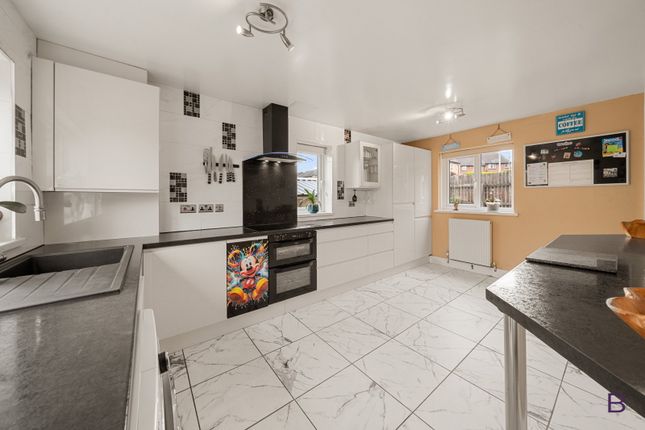 6, Ferrand Avenue, Bradford photo 2