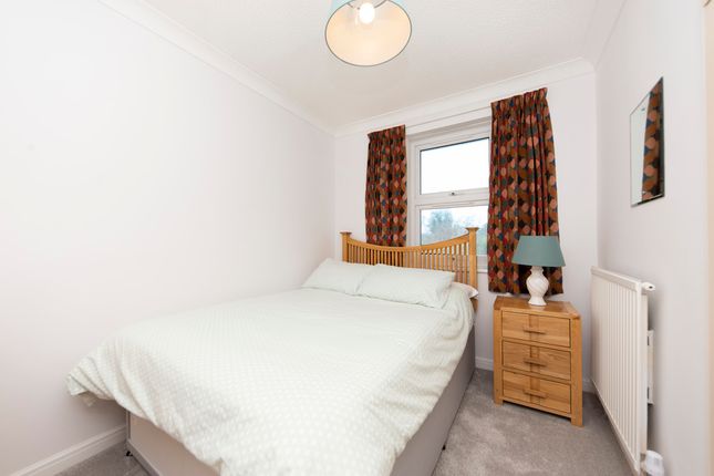 Flat 2 Quadrangle Lodge, 40 Queens Road, London photo 4