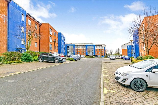 Thumbnail Flat for sale in Cleeve Way, Sutton, Surrey