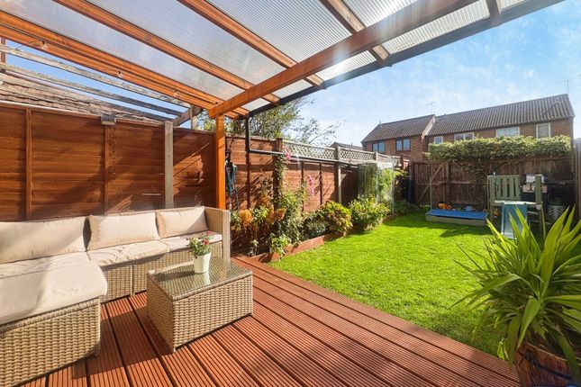 6, Weywood Close, Surrey photo 2