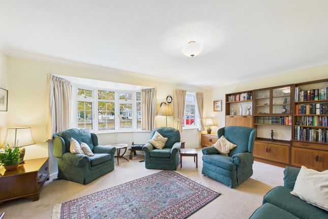 24 Elmdale Gardens, Princes Risborough photo 2