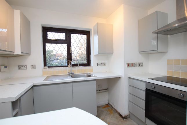 22, Whites Close, Greenhithe photo 2