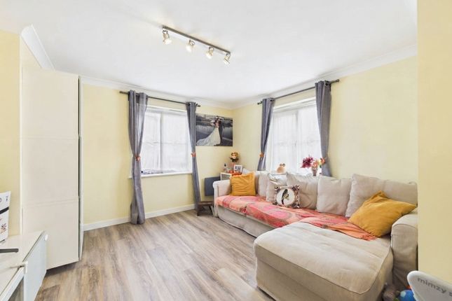 12 Ambleside, Purfleet-On-Thames, Essex photo 2