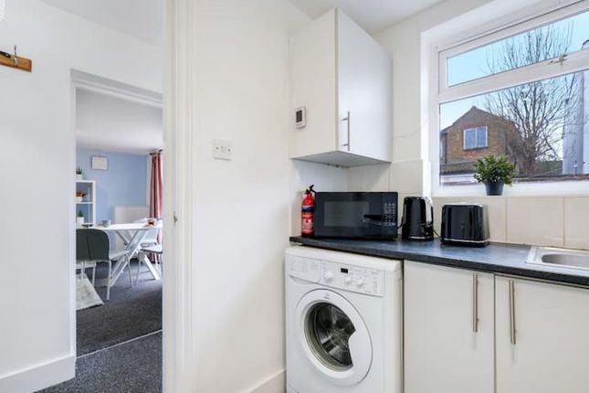 Flat to rent in Albion Road, Feltham