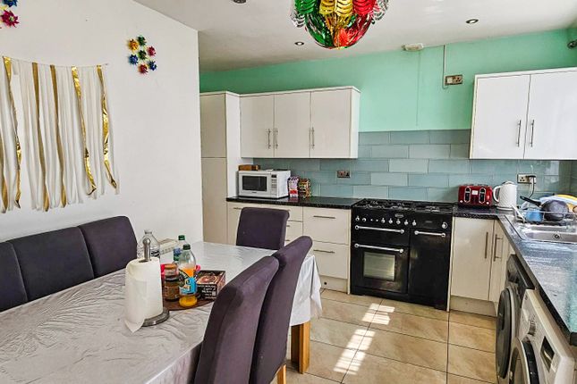 13 Sark Walk,, Canning Town, London photo 4
