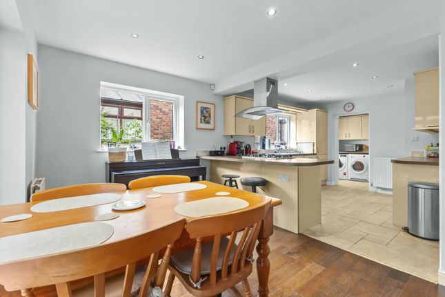 3 Manor Court, Ossett photo 5