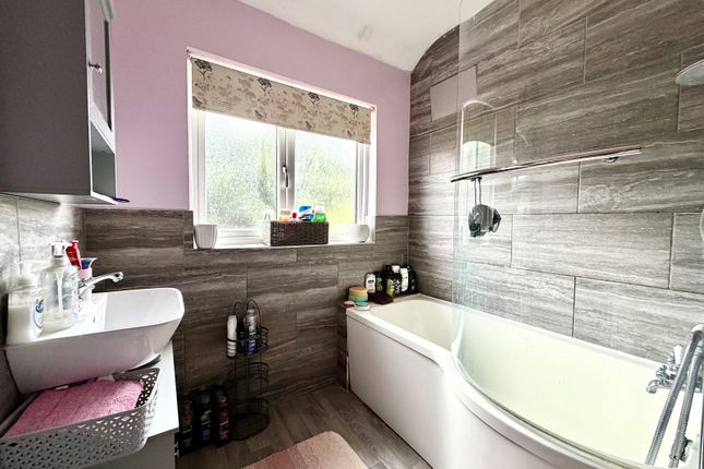 25, Moor Lane, Chessington photo 4