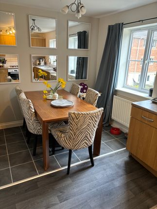 Town house to rent in Padgett Way, Wakefield