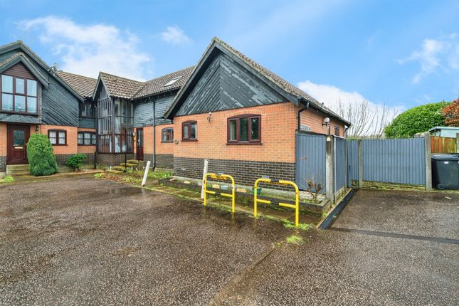 2-bed bungalow on 5, Waveney Court, Diss, £150,000