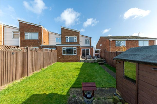 25, Seaford Close, Bedfordshire photo 2