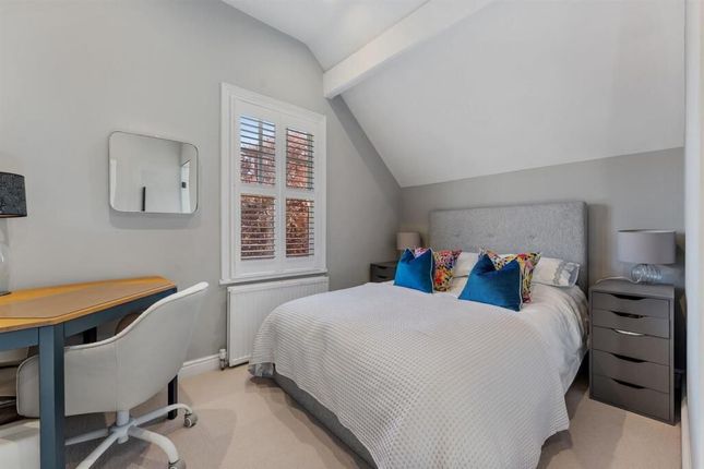 14 Hilltop, Loughton photo 3