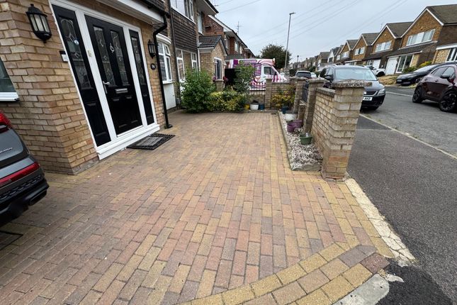 36, Broughton Avenue, Luton photo 3