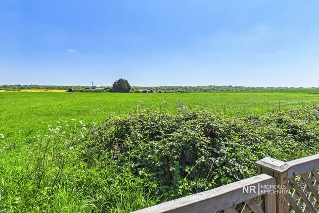 453, Leatherhead Road, Chessington photo 2
