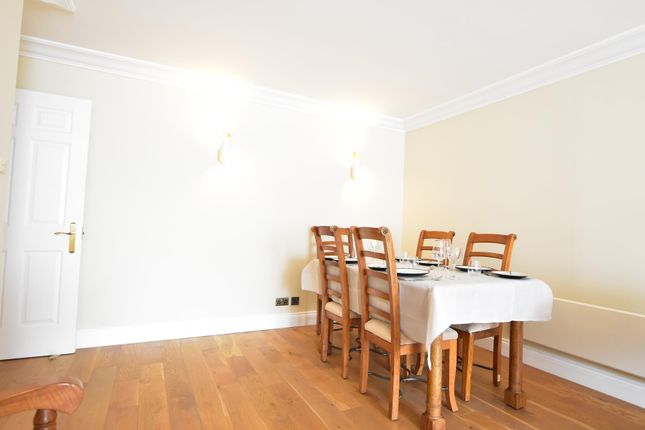 Flat to rent in Regent Court, Wrights Lane