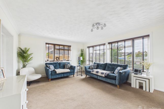 16, Holland Park, Newmarket photo 3