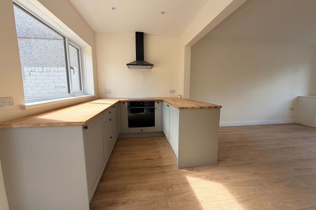23, Ash Grove, Neath photo 3