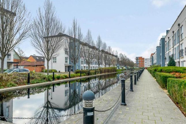 Thumbnail Flat to rent in Canalside, Redhill