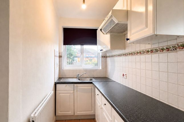 12 Averil Road, Leicester photo 4