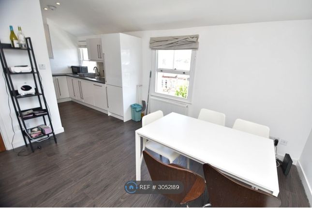 C Oaklands Grove, London photo 4
