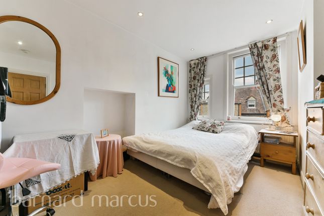 Flat for sale in The Orchard, London