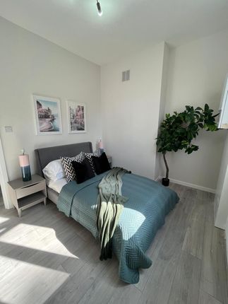 B 8, Vicarage Park, London photo 5