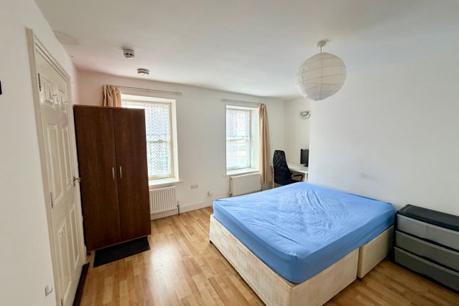 Rose & Crown Mews, Isleworth photo 3