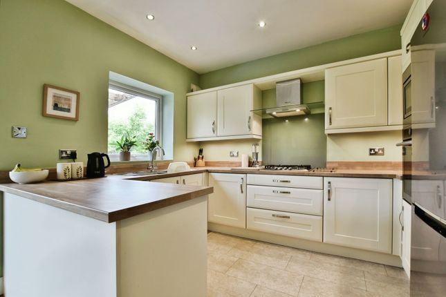 17, Marland Avenue, Cheshire photo 4