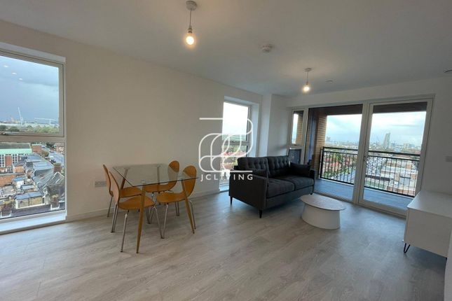 Flat to rent in Tabbard Apartments, London