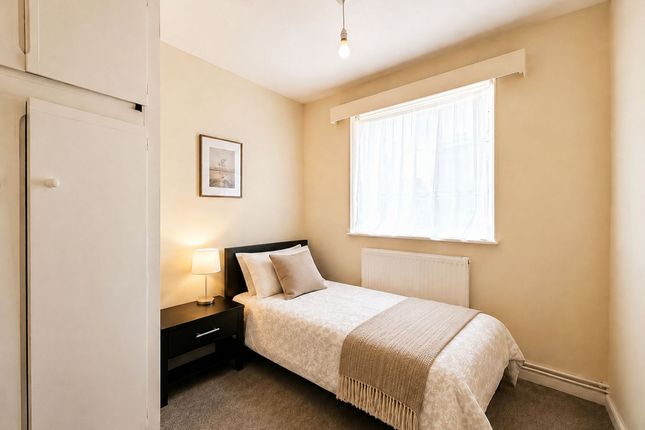 18 Summit Close, Edgware photo 5