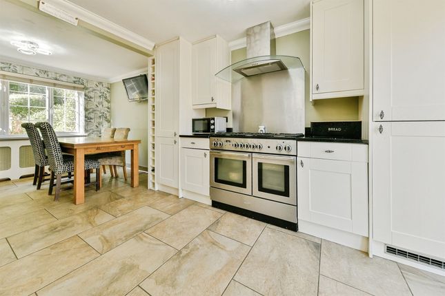 Douglas Drive, STEVENAGE photo 3
