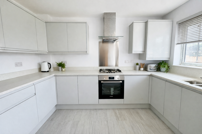 Plot 27, Morda photo 2