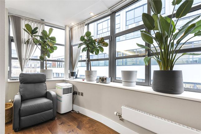 Flat to rent in St. John's Place, London