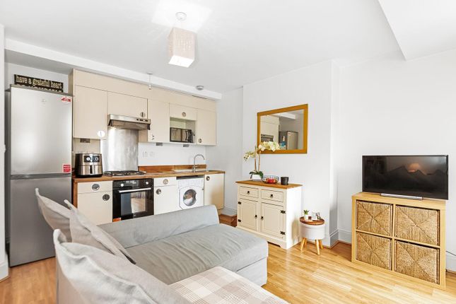Flat 4, 42, Canonbie Road, London photo 3