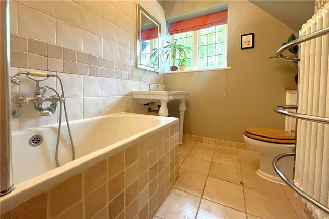 Flat 4, Downshill,, Hogs Back, Farnham photo 4