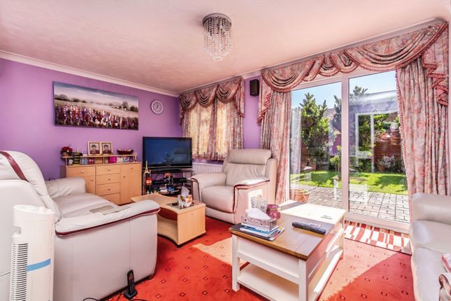 1, Mallow Close, Croydon photo 4
