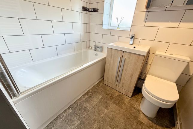 82, DUNSTABLE photo 5
