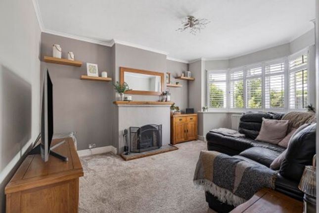 25 Ryebridge Close, Leatherhead photo 2