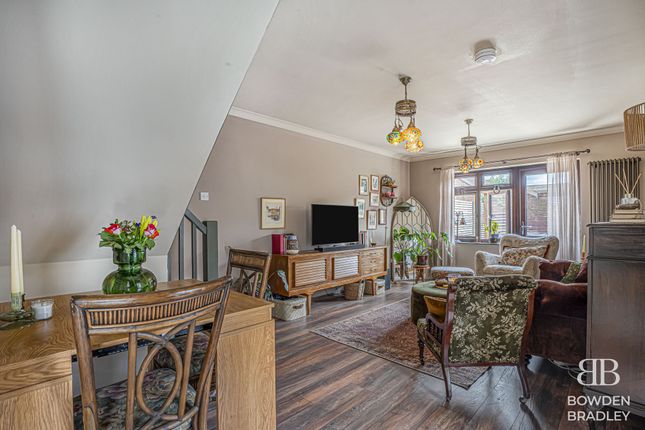 184 Trelawney Road, Hainault photo 4