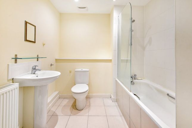Flat 8 Lovelace House, 96-122, Uxbridge Road, London photo 4