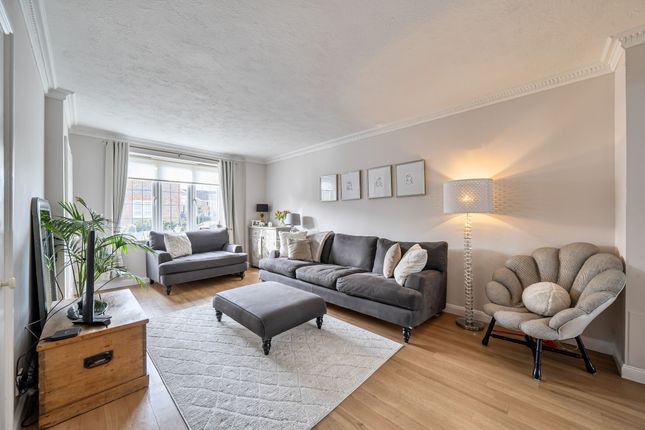 24, Rosslyn Park, Weybridge photo 2