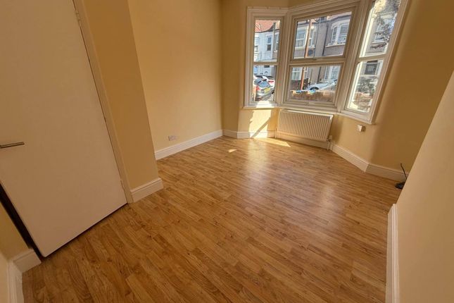 28a, Gatling Road, London photo 4