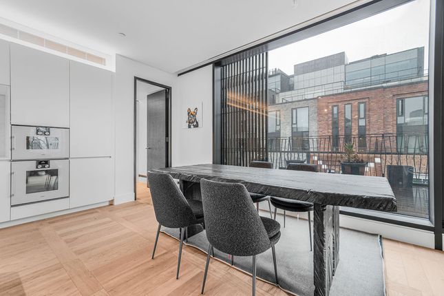 Flat to rent in Whitfield Street, London