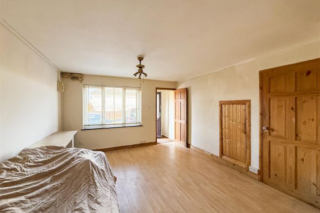 5 Pantile Court, Pantile Hill, Southminster photo 4