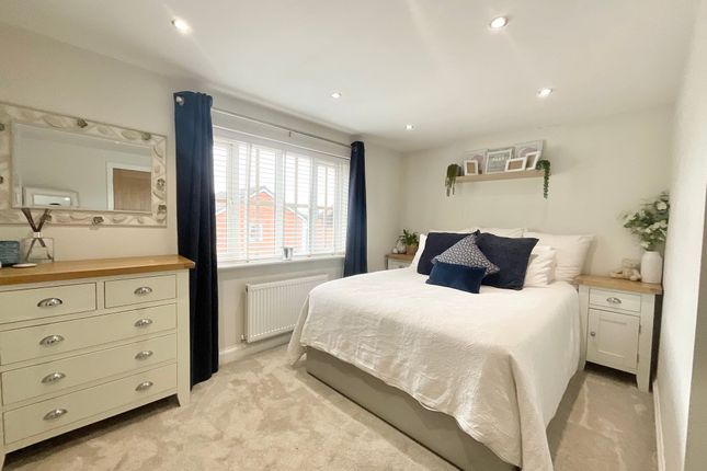 31 Taverners Drive, Stone photo 3