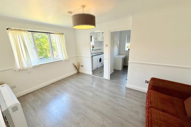 58, Howard Close, Waltham Abbey photo 2