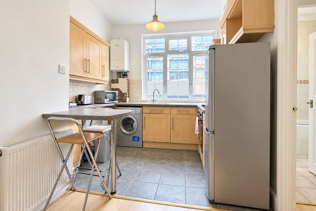 Flat 13,Victoria Court, Cartwright Street, London photo 4