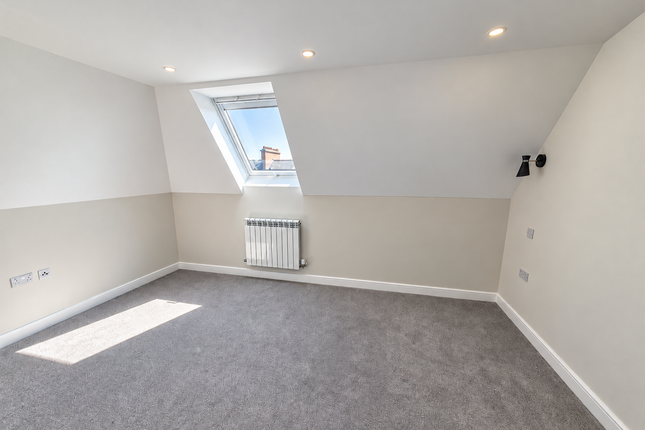 815A , High Road, London photo 4
