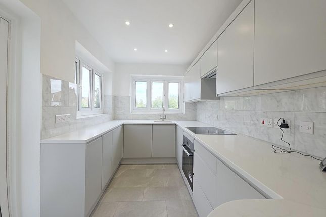 42, Bourne Hill, Palmers Green photo 2