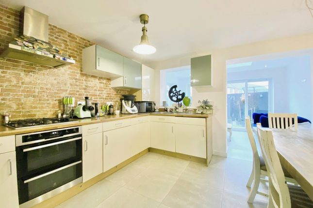 Town house for sale in Townsend Road, Witney