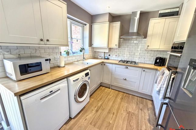 8, Castle Croft, Swadlincote photo 3